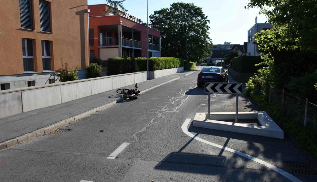 Der E-Bike-Fahrer wurde beim Zusammenprall mit dem Auto schwer verletzt.