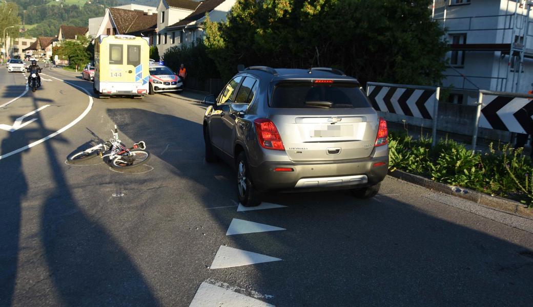 Der Autofahrer hat die Velofahrerin übersehen.