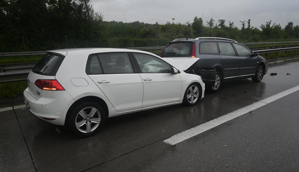 Mehrere Autos fuhren ineinander. 