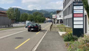 Das Trottoir endet vor dem Ärztehaus