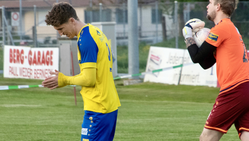 Hier scheiterte Flamur Bojaxhi (rechts) noch am gegnerischen Torhüter - später entwickelte er sich zum Au-Bernecker Matchwinner.