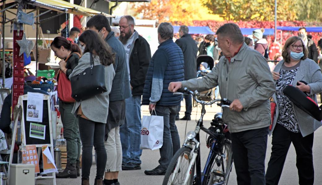 Im Freien, wie beispielsweise am Flohmarkt im Schmidheiny-Park, trugen viele Leute Masken. In den Läden sowieso.