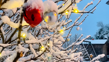 Weihnachtsdeko und frischer Schnee glitzern um die Wette