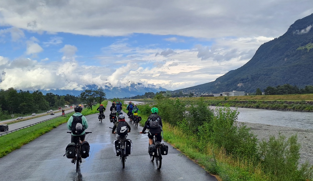 Die Gruppe trotzte dem Wetter und genoss die Tour vom Oberalppass zum Bodensee trotz gelegentlicher Regengüsse.