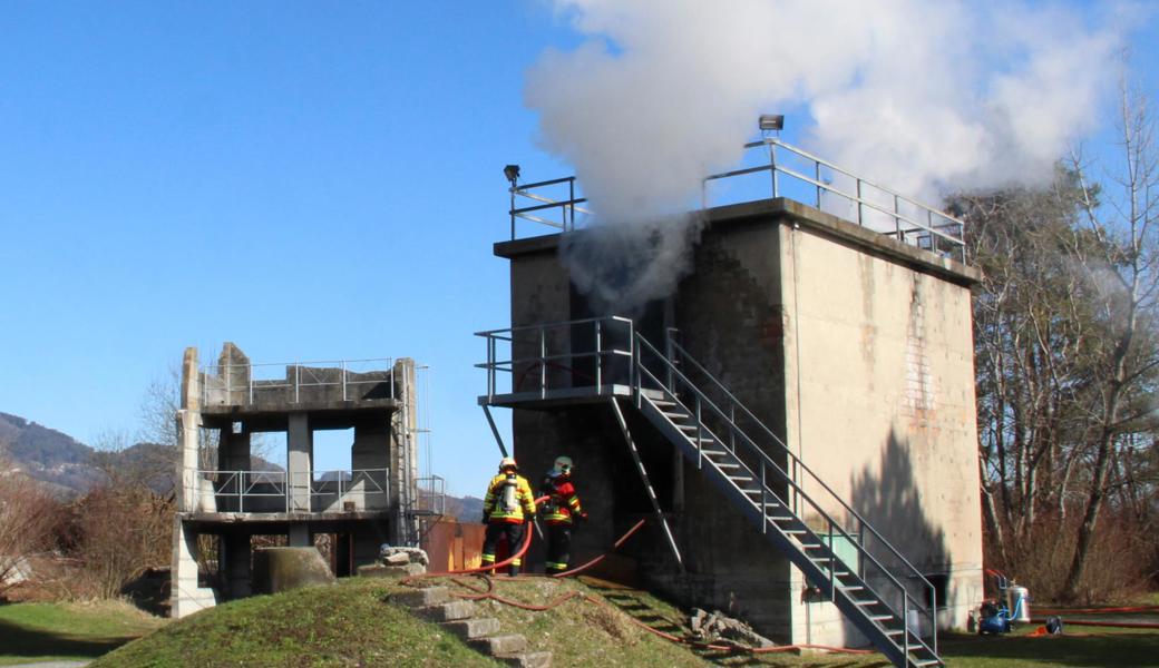 Im Brandhaus üben die Feuerwehren das richtige Verhalten während eines Löscheinsatzes im brennenden Gebäude.