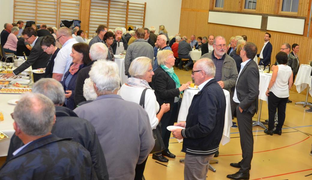 Nach den Firmenbesichtigungen wurde in der Turnhalle Neudorf zum Apéro riche eingeladen.