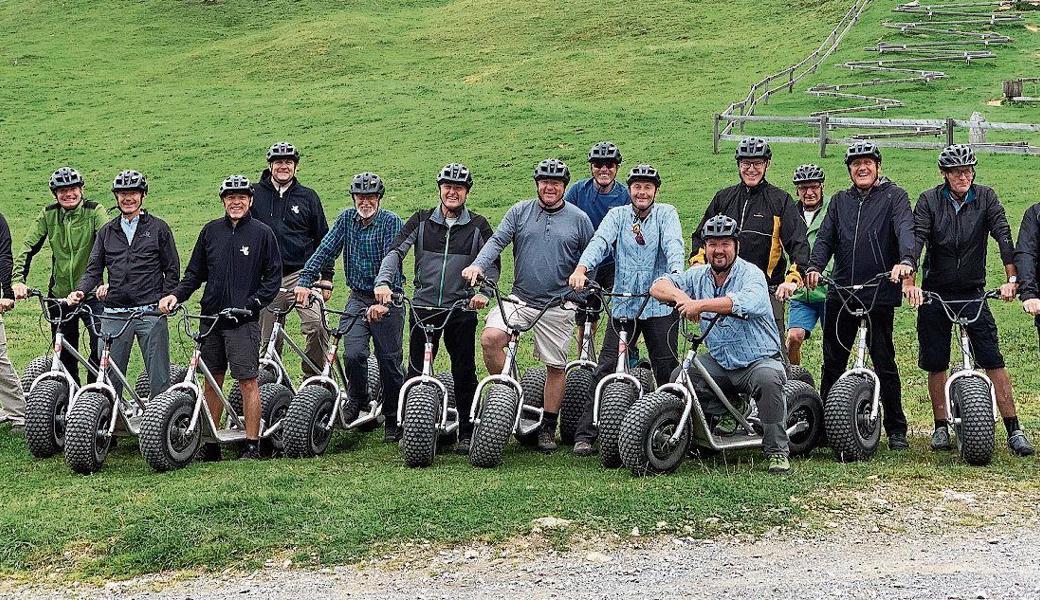 Die Turner der Männerriege Balgach flitzen mit Trottinetts Richtung Tal.