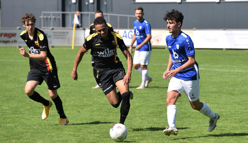 Noah Massari (rechts) brachte viel Schwung ins Widnauer Spiel. Hier nimmt er es mit Altstättens Carlo Göldi auf, links von ihm der junge Tobia Walt.