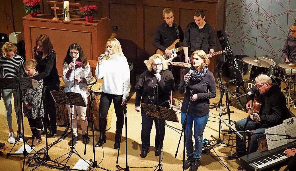 Die Crossover-Band unter der Leitung von Karin Fend (rechts) bot einen reizvollen musikalischen Kontrast zu den Predigttexten von Pfarrerin Silke Dohrmann. 