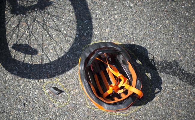 Velofahrer liegt mitten auf der Fahrbahn