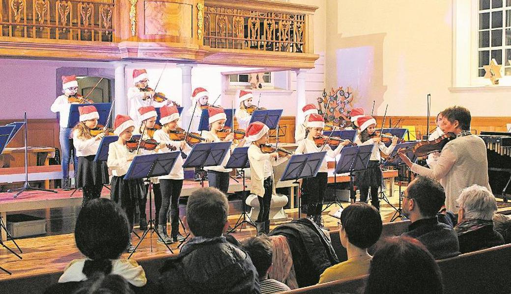 Das Kinder-Violin-Orchester eröffnete die Show. Begleitet wurden sie vom Perkussionisten Luan Conzett. 