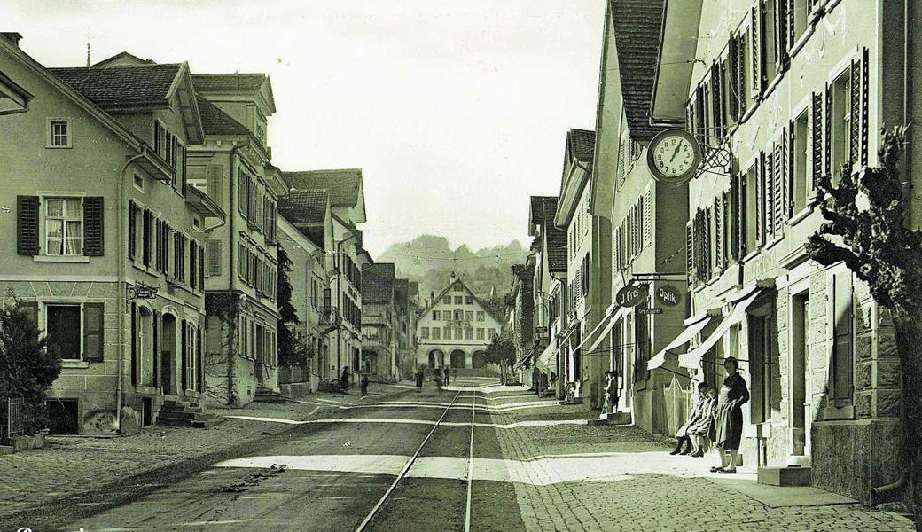 Eine typische Alltagsszene in Berneck: Die Fotografie von der Neugass ist vor dem Jahr 1944 entstanden. Erkennbar ist das am alten Rathaus. Es wurde um 1944/1945 baulich verändert. 