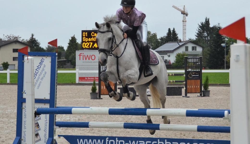 Elena Kuster vom Team Sparkling Stars mit Cassia vom Kappensand im TT-Springen.