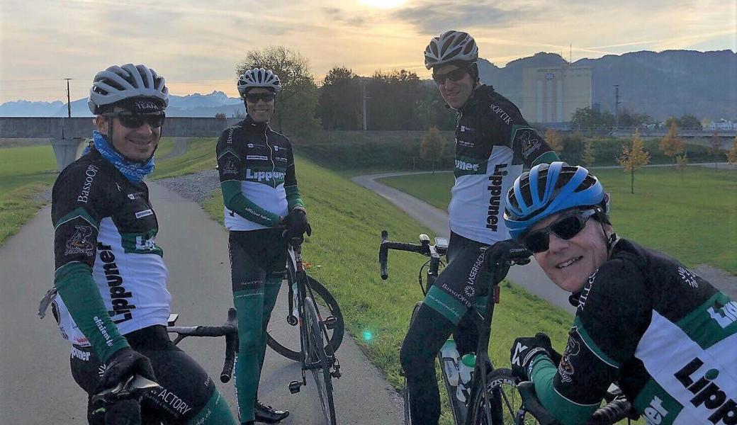 Malerisches Ende einer Trainingsfahrt: Thomas Hangartner, Marcel Fürer, Reto Gmünder und Danny Grünenfelder (von links) geniessen den Sonnenuntergang am Bruggerhorn in St. Margrethen.