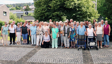 Seniorinnen und Senioren erkunden die Pflanzenwelt