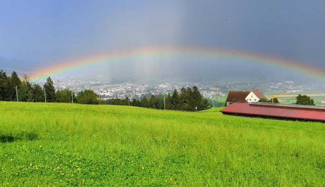 Kreuzstrasse Richtung Stoss: Altstätten ist umrahmt vom Regenbogen. Das Bild wurde am Sonntagnachmittag aufgenommen.