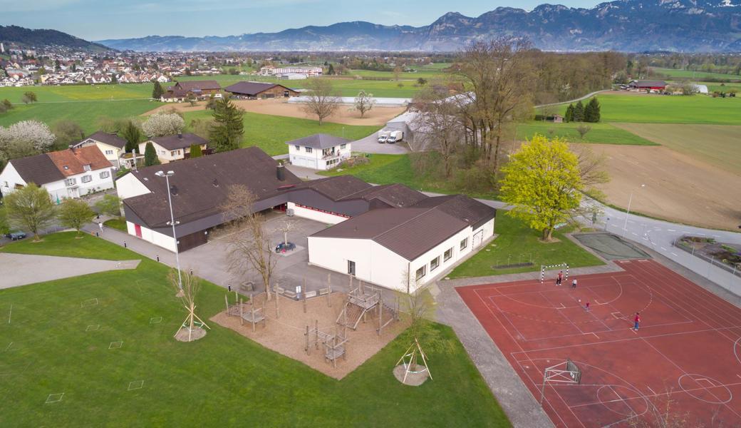 Die Schule Lüchingen soll in einen Neubau investieren. Ein möglicher Standort für das neue Schulhaus könnte der heutige Schulstandort Roosen sein.