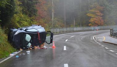 Auto kippt - Fahrerin eingeklemmt