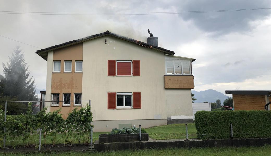 Wars ein Blitz? Unterm Dach züngeln Flammen hervor.