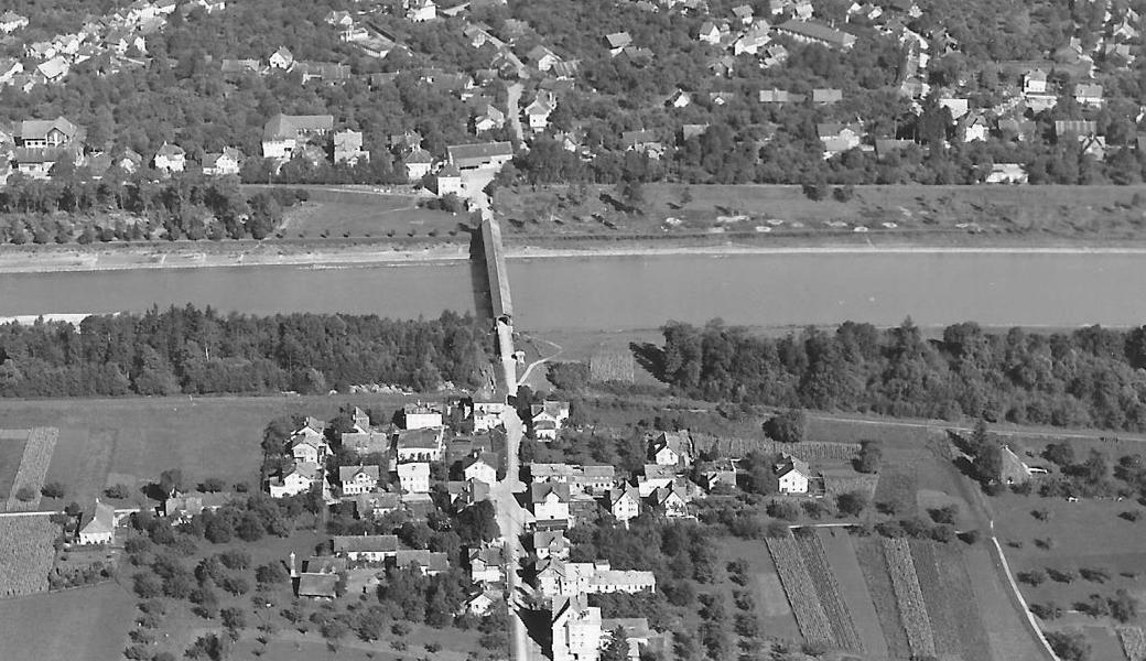 Die Luftaufnahme zeigt die Brücke zwischen dem Oberfahr (unten) und Lustenau. Das Bild entstand 1945.