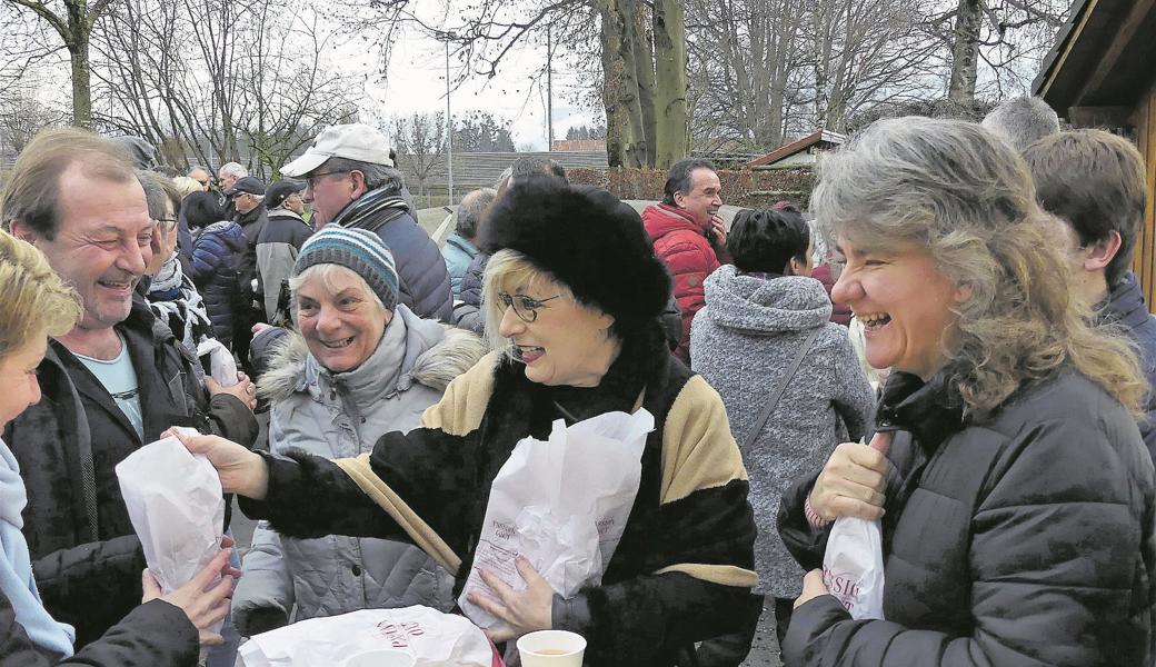Keiner ging leer aus, als Gemeindepräsidentin Christa Köppel (Bildmitte) an alle Besucher die Milchzöpfli verteilte. 