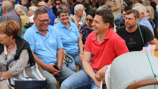 Der künftige Gemeindepräsident Ralph Lehner (im roten T-Shirt) mischte sich unter die Festfreudigen.