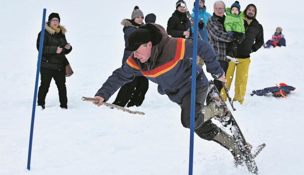 Angehängt: Beni Loher kämpft beim Rennen des Skiclubs Oberriet mit den Tücken der Fassdauben. 