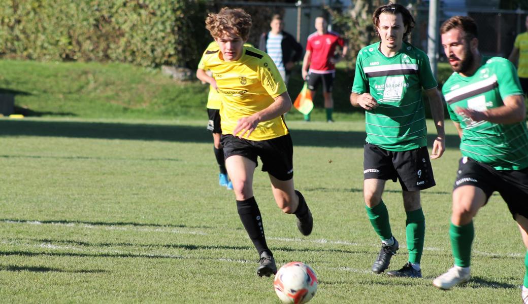 Heidens Jaron Thürlemann im Duell mit FCR-Pechvogel Emini (rechts).