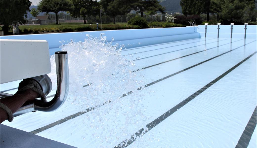 Im Schwimmbad Widnau wird jetzt das Schwimmbecken mit Wasser gefüllt. Dies dauert fünf Tage.