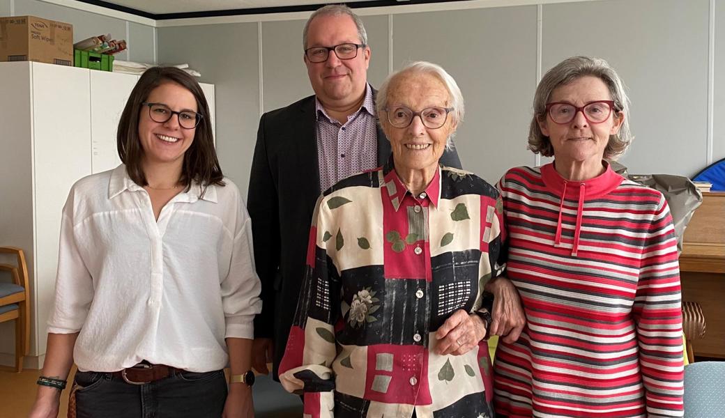 Margaretha Brassel erhielt von (von links) Stadtschreiberin Beatrice Zeller, Stadtpräsident Ruedi Mattle und ihrer Tochter Glückwünsche zum 100. Geburtstag.