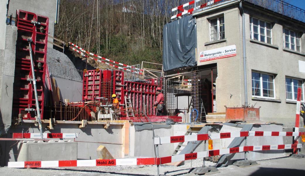 Die zwischen Mineralquelle und ehemaliger Schlosserei klaffende Lücke ermöglicht den Zugang zur Baustelle.