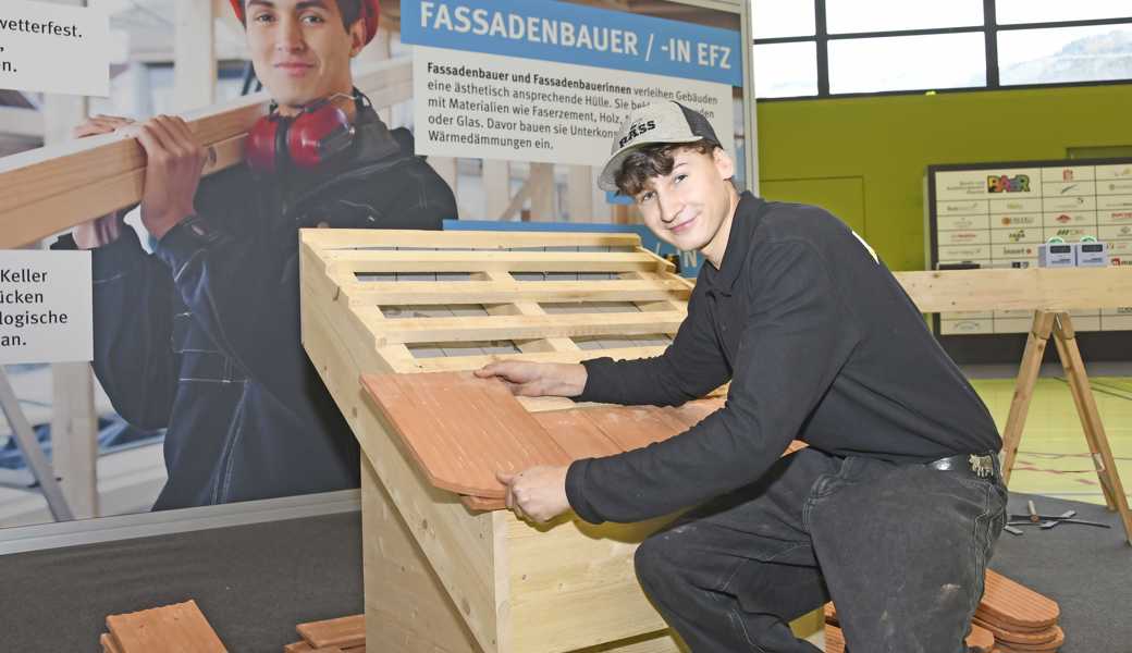 Jonas Steiner ist Dachdecker im zweiten Lehrjahr. Er zeigt am Berufsevent, wie toll sein Beruf ist. 