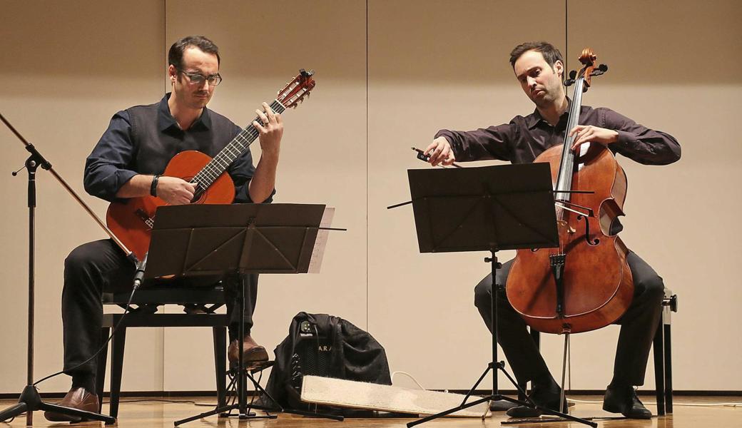 Gefälliges Zwiegespräch: Sami Kajtazaj, Gitarre, und Thomas Berchtold, Cello. 