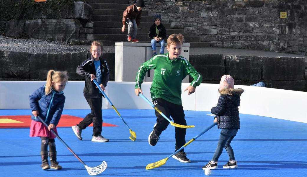 Das Unihockeyfeld steht bis zu den Herbstferien an der Grundstrasse in Rebstein. Es ist für alle frei zugänglich.