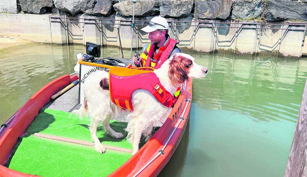 Janos Jaksch mit seinem Wassersuchhund Venga auf dem Bodensee auf der Suche nach einem vermissten 14-Jährigen.