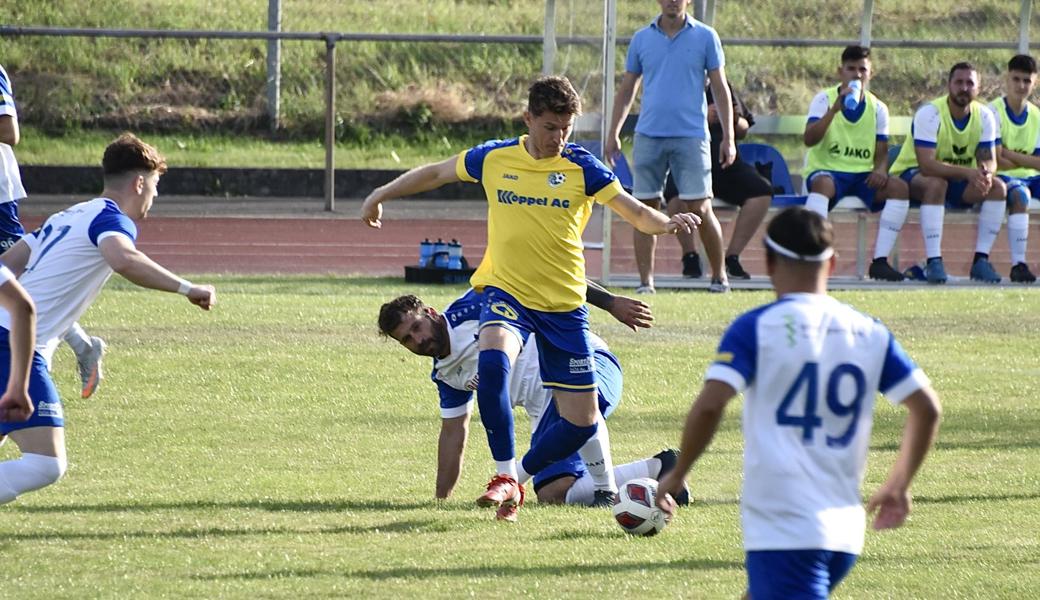 Au-Berneck-Stürmer Flamur Bojaxhi (in Gelb) setzt sich gegen St. Margrethens Spielertrainer Besart Shoshi durch.