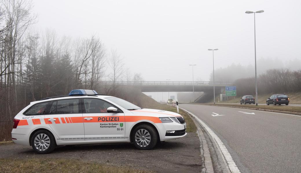 Die Polizei sichert die Autobahn entlang Trumps Strecke durch den Kanton St.Gallen.