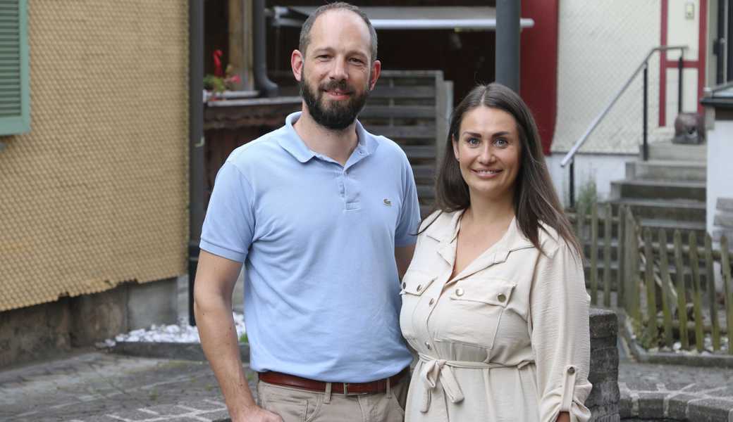 Alex Arnold kam mit seiner Gattin Sonja zur Wahlfeier in die Pizzeria Mona Lisa in Rebstein, wo sie mit weiteren gewählten Behördenmitgliedern auf die Wahlerfolge angestossen haben. 