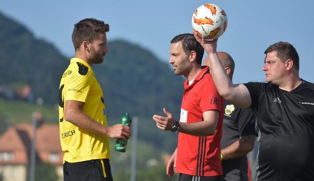 Drehbuch und Regie: Trainer Adrian Brunner (Mitte), hier mit Captain Ramon Gächter und Co-Trainer Daniel Zoller. Er schafft ein emotionales Trainer-Meisterwerk zum eigenen Abschied nach vier kontinuierlich erfolgreichen Jahren auf der Gesa. Ganz grosses Kino.