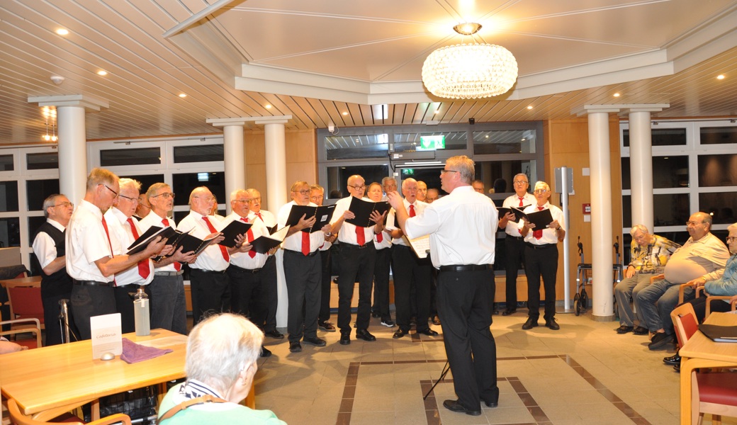 Ein letztes Mal dirigierte beim Auftritt im Hof Haslach seinen Leica-Chor. Foto: René Jann