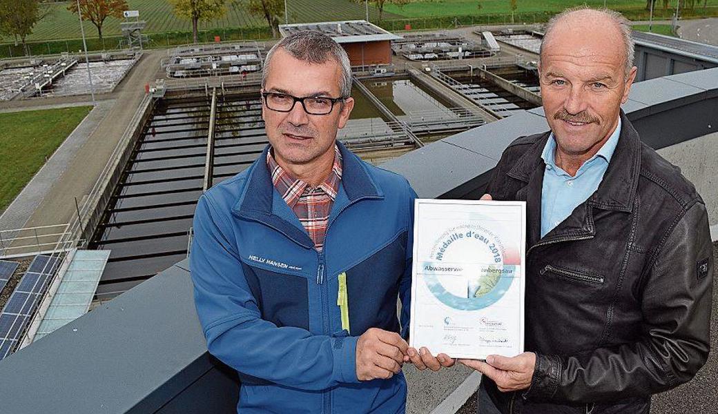 Andreas Eggenberger (r.), Präsident des Zweckverbandes Abwasserwerk Rosenbergsau, sowie deren Geschäftsführer Maurizio Schirinzi freuen sich über die Energieauszeichnung «Médaille d’eau» und wollen die Abläufe und die Energieeffizienz weiter steigern.  