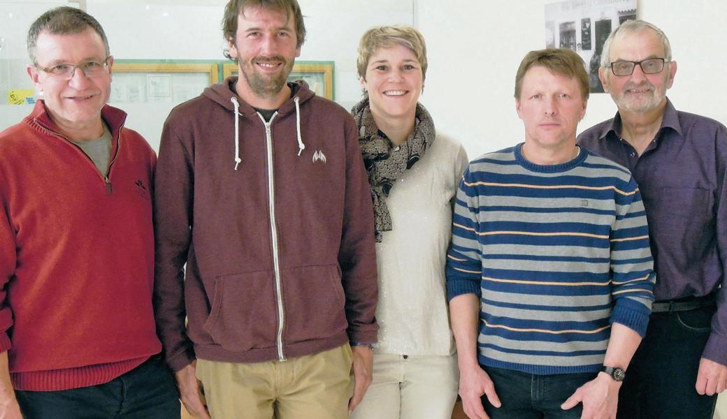 An der MV des Obstbauvereins (v. l.): Gerry Wicki (Obstannahmen), Noldi Halter (zurückgetreten), Susanne Schwanke (neu, Kassierwesen), Patrik Metzler (Vizepräsident) und Ernst Nüesch (Präsident, Aktuar).