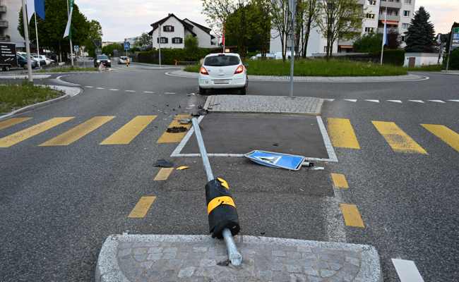 34-Jähriger kracht mit Auto in Verkehrsteiler