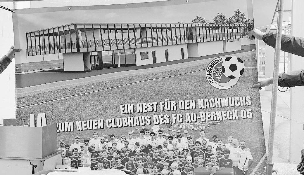 Der FC Au-Berneck 05 präsentierte zum ersten Mal in der Öffentlichkeit das Plakat. Bild: pd