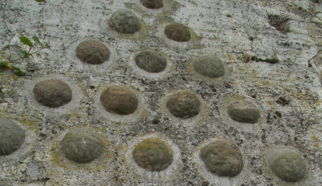 Die 1946 unterhalb der vorderen Burg eingemauerten Wurfgeschosse dokumentieren ein Stück Rhein­ecker Stadtgeschichte.