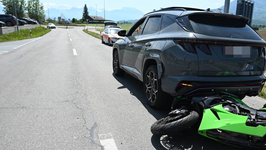 Unfall bei Aldi-Abzweigung: Motorrad kracht in Auto