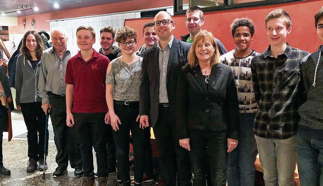 Zufriedene HV-Teilnehmer beim MV Rebstein (von links): Fränzi Bucher und Dominique Schönauer (früher und neu bei der Absenzenkontrolle), Karl Rohner (Übertritt zu nichtaktiven Ehrenmitgliedern), Lukas Ryffel, Silvan Spirig, Cindy Hengartner, Damian Kehl (Neumitglieder), Roland Steiger (Präsident), Christoph Capiaghi, Monica Keller, Farid Fousseni, Manuel Graf und Ruben Ebneter (Neumitglieder).