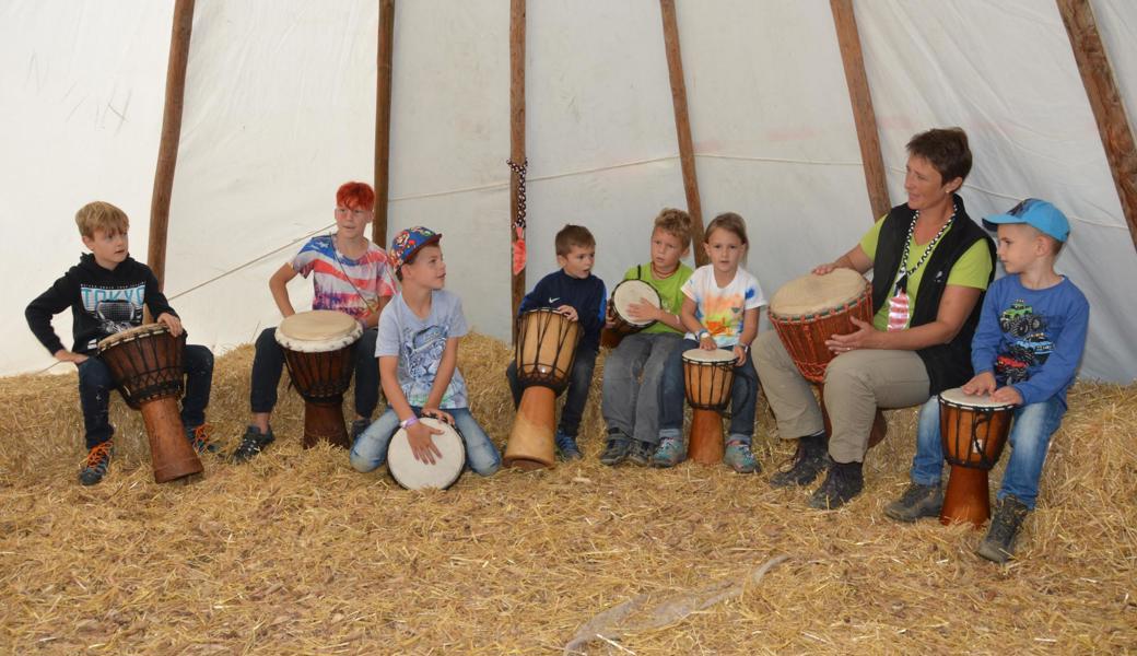 Die Indianer-Trommler üben für ein Vorspiel vor allen Kindern.