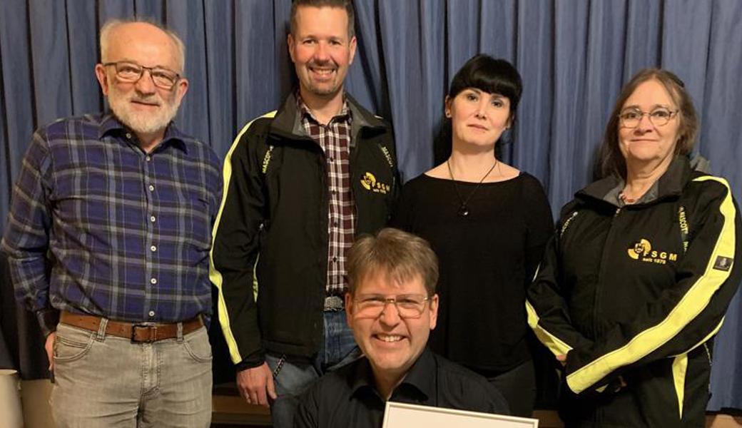 Ernst Zeller (hinten, v. l.), Marco Dintheer, Sandra Eberle und Muriel Wernli mit Ehrenmitglied André Breitenmoser (vorne).