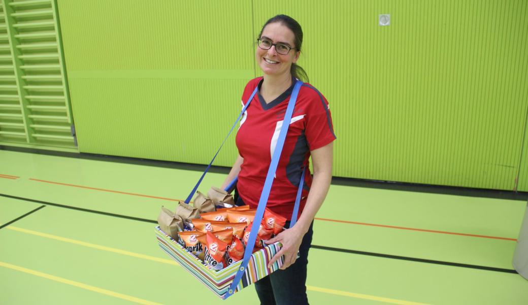 Wie es sich für einen Zirkus gehört: Die Snacks kommen im Bauchladen.